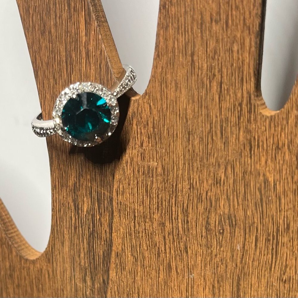 Emerald & sterling silver size 8 ring